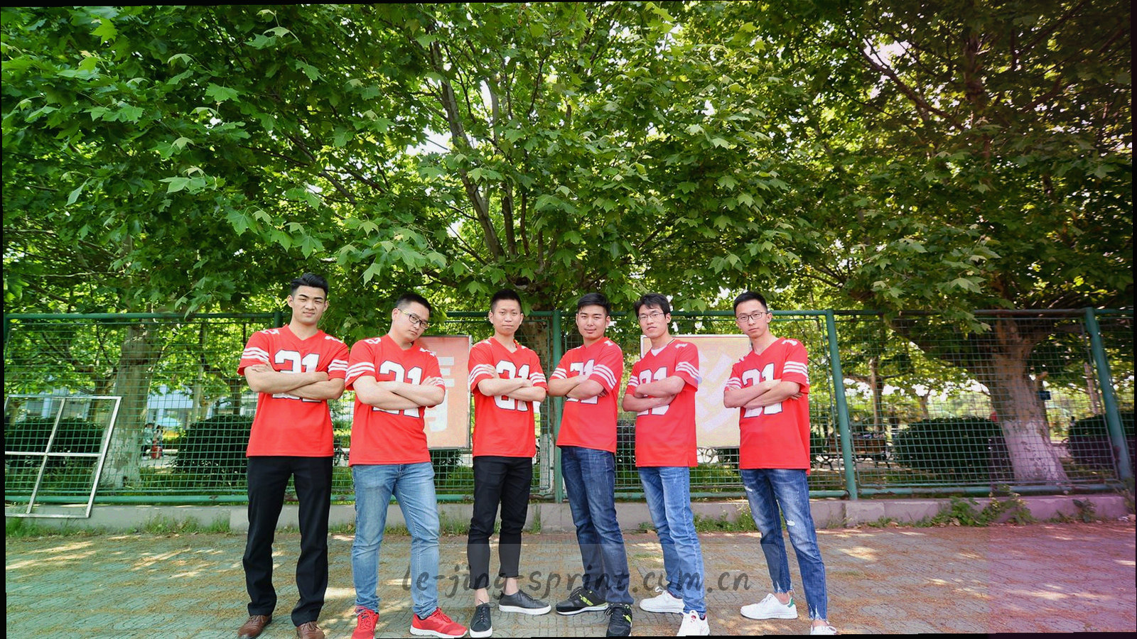 客服人员佩戴耳麦侧对镜头查看屏幕，屏幕内容虚化，桌面放着赛程笔记